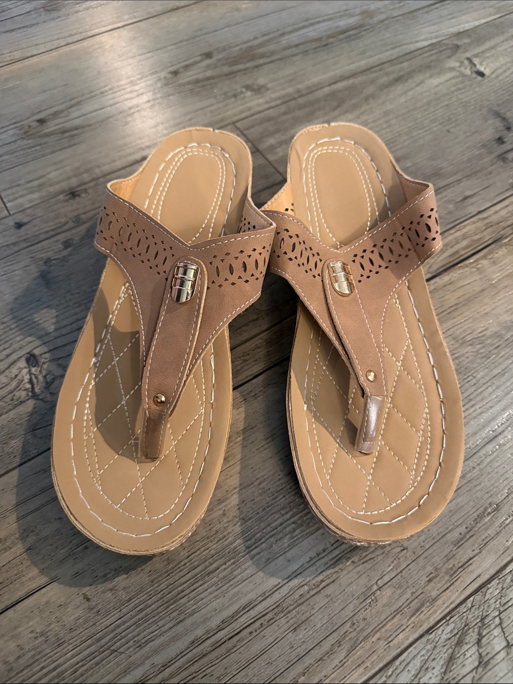 Source Unknown Women's Tan Laser-Cut Thong Sandals with Gold Accents